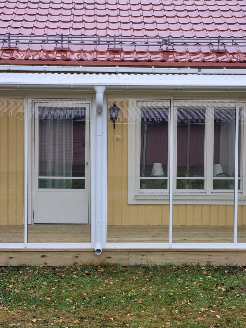 Nybyggt inglasat uterum med ny trall på gult hus